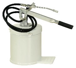 Солидолонагнетатель ручной 6л., шланг 1,8м., производительность 7,5 гр., за одно нажатие. 17211016